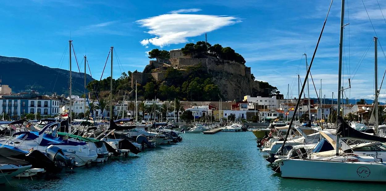 Vistas del castillo de Denia desde el puerto