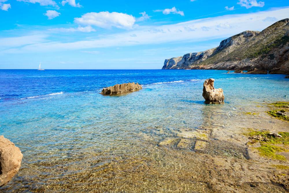 Calas de aguas turquesas en costa blanca