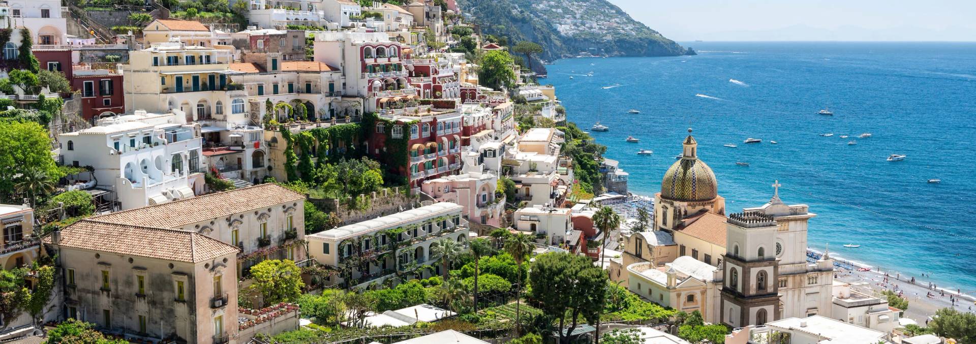 Vistas de los pueblos históricos en Costa Amalfitana