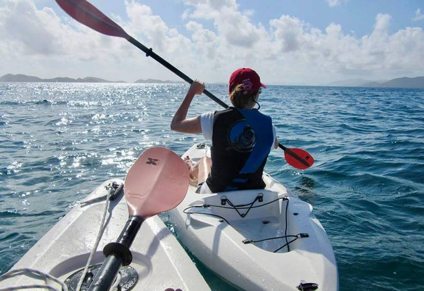 Haciendo Kayak en el mediterráneo