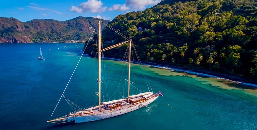 Fondeando el velero en el Caribe