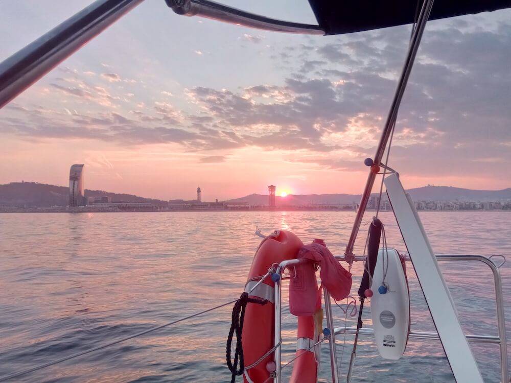 Ver puesta de sol en Barcelona desde el mar