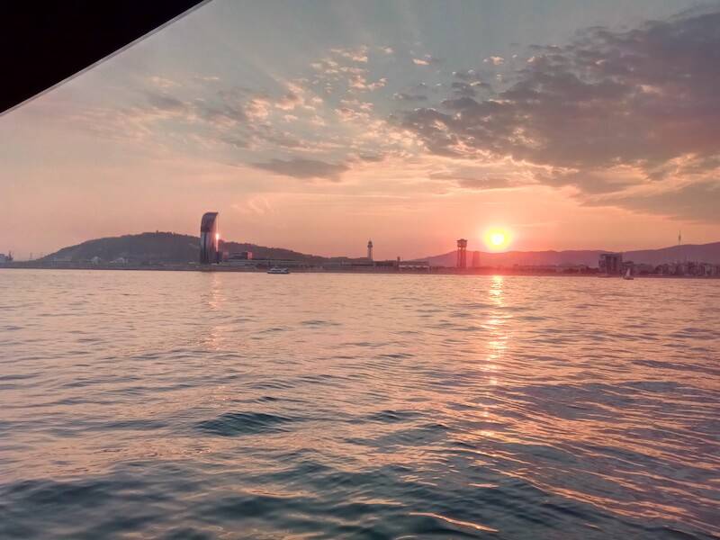 Puesta de sol Barcelona en barco