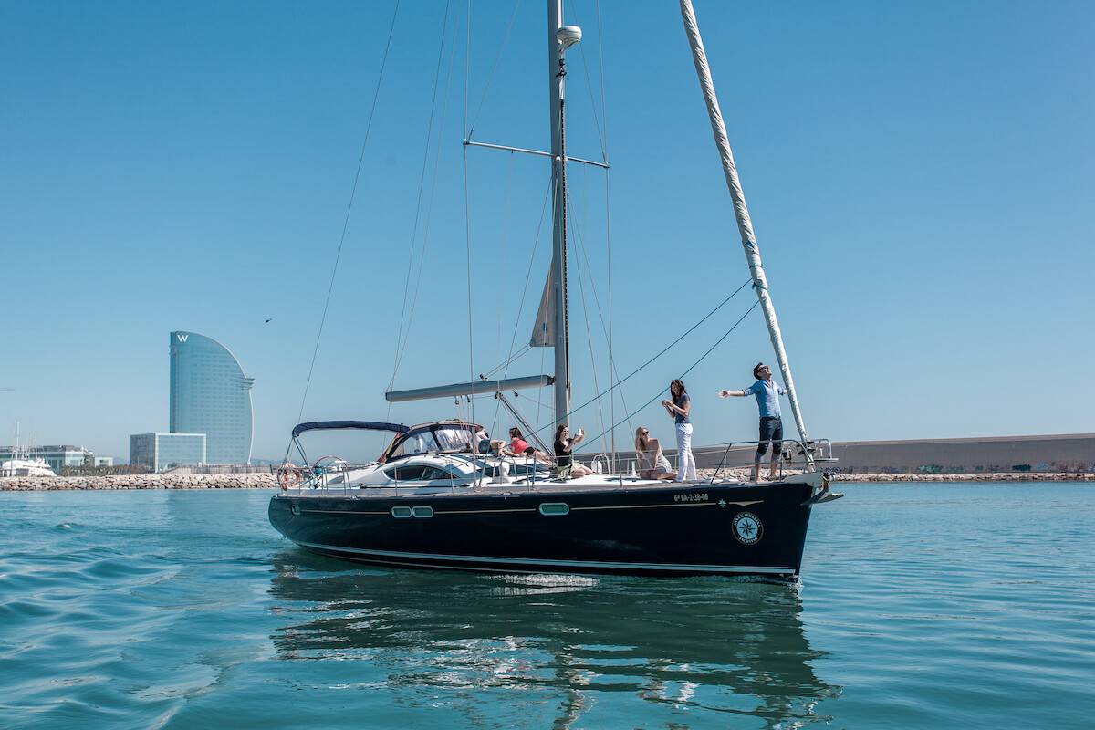 Navegar en velero de lujo por la costa de Barcelona