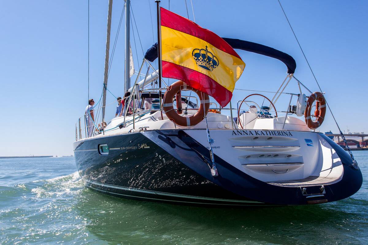 Velero de lujo navegando en Barcelona