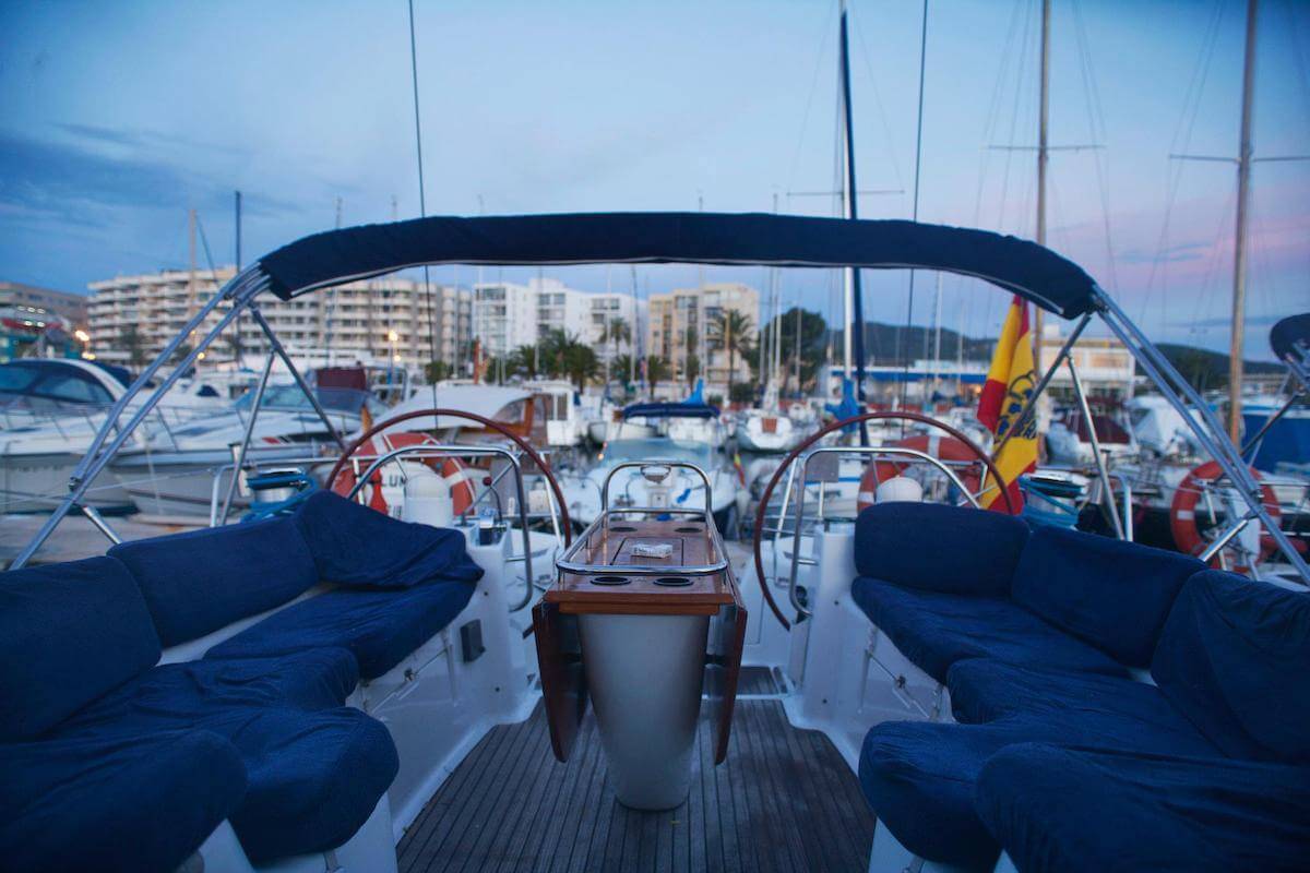 Paseo en velero de lujo por la costa de Barcelona