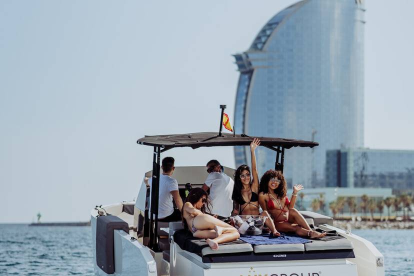 Observando Barcelona desde un yate de lujo