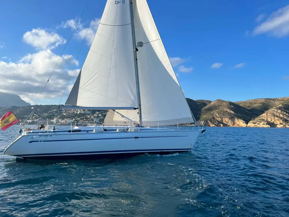 Velero navegando por jávea