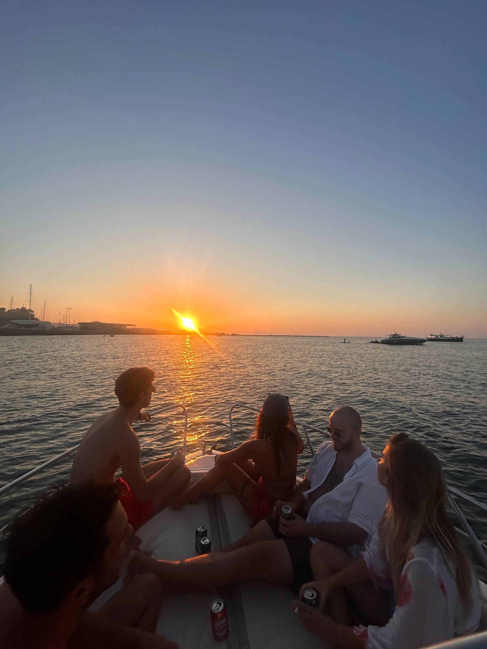 Puesta de sol en el mar con amigos