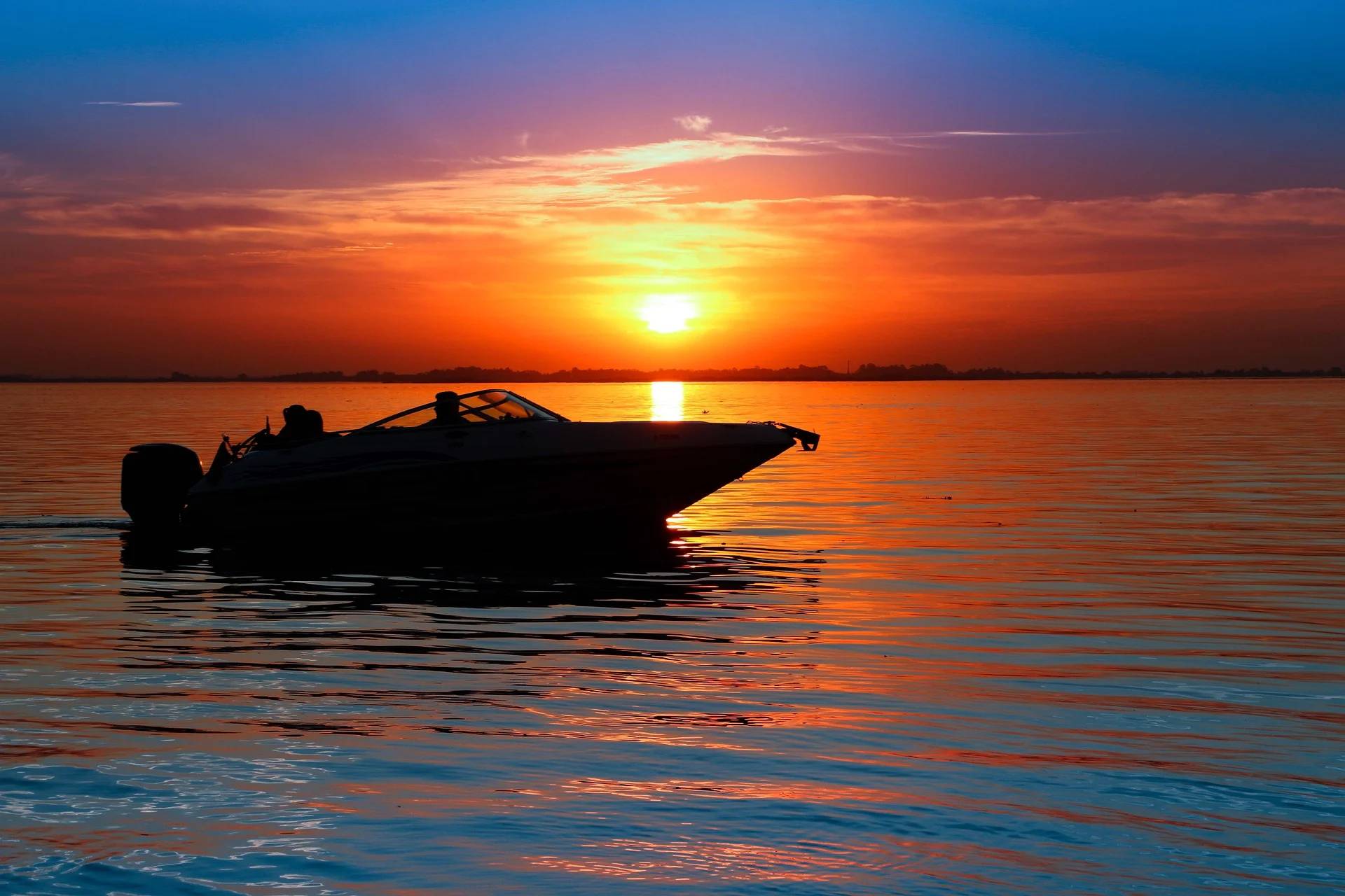 Puesta de sol en una lancha en Denia