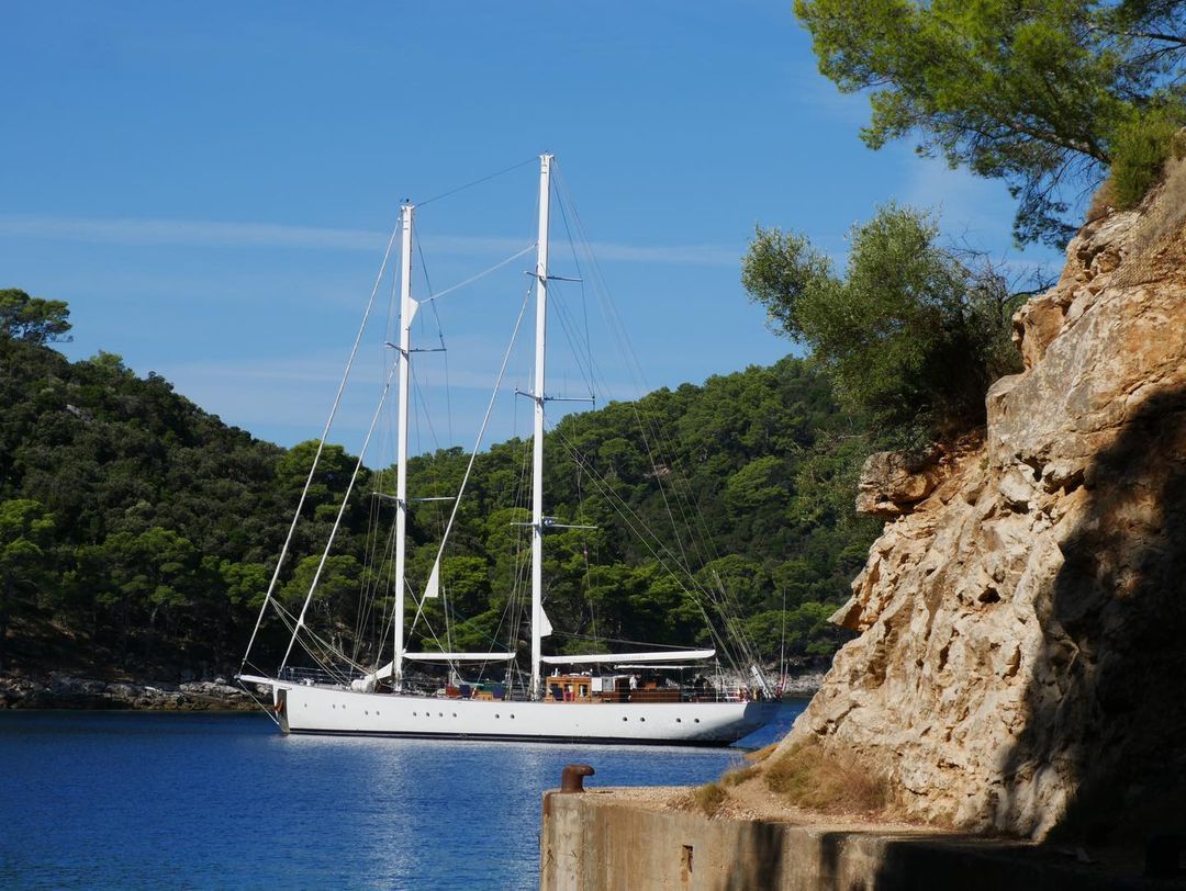 Fondeando en una cala en Croacia