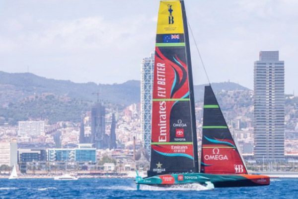 Viendo los entrenamientos de la copa america desde un velero en Barcelona